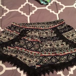 Shorts with elephants with lace on the bottom